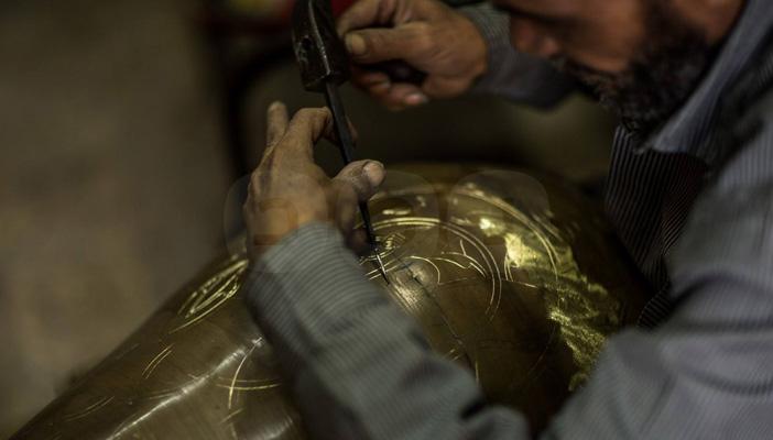 خاص لـ”رصد”: النقش على النحاس في الحسين من أروع فنون البشرية