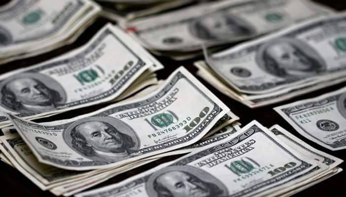 الدولار ينخفض 5 قروش بالبنوك.. ويسجل 17.95 جنيها كأعلى سعر للبيع