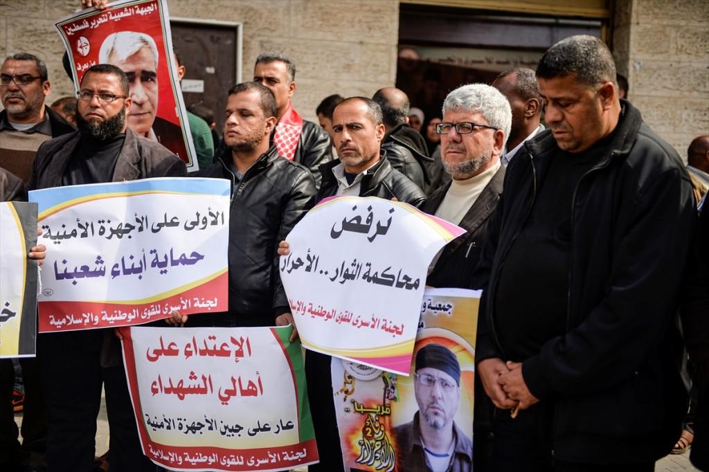 بالصور.. وقفة لأهالي الأسرى أمام الصليب الأحمر بغزة