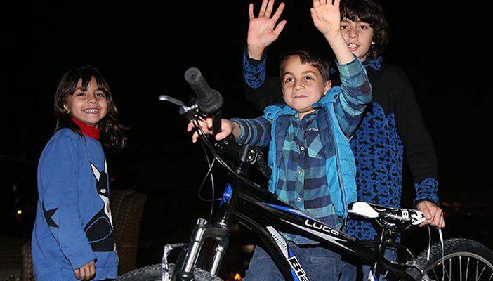 بالفيديو.. تركيا تهدي دراجة للطفل السوري الذي ضربه بائع بأزمير