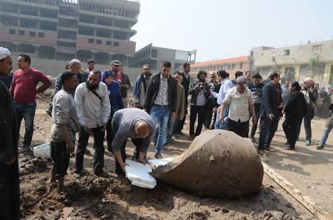 نشطاء: استخراج تمثال رمسيس اليوم يكشف كذب الأثار