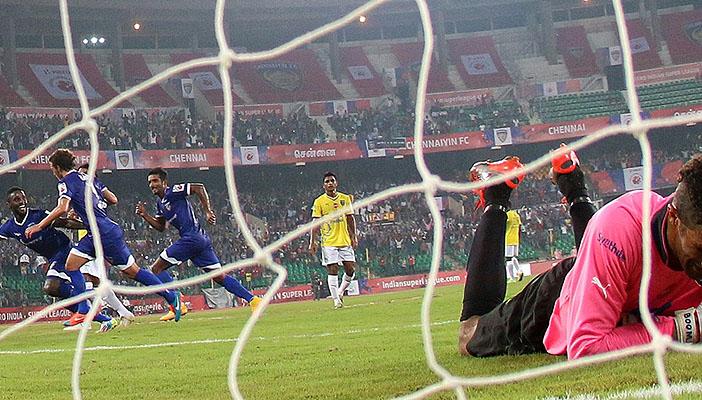 حارس برشلونة يدعي الموت للهروب من الطرد