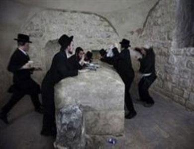 مستوطنون يقتحمون “قبر يوسف” بالضفة الغربية