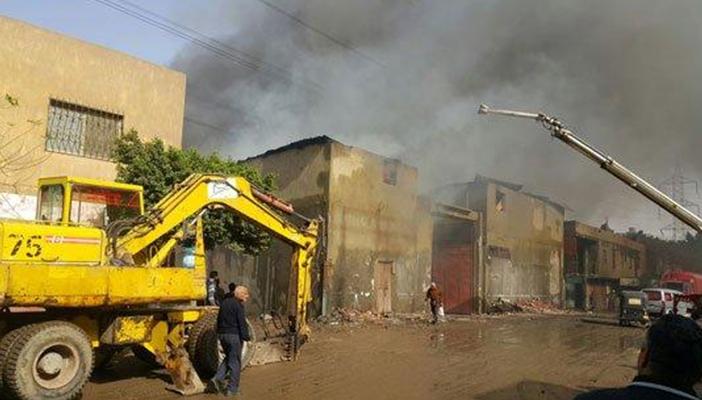 بالصور.. الأمن يفشل في إطفاء حريق شبرا منذ 15 ساعة