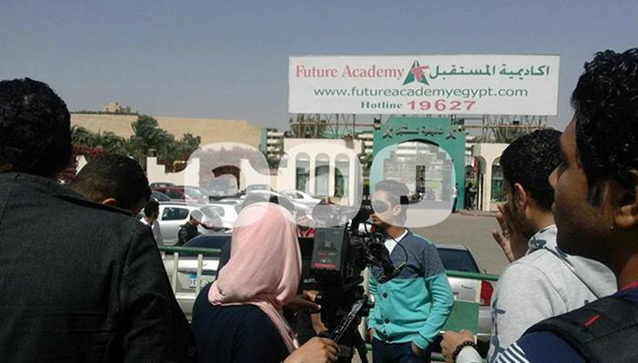 بالصور.. طلاب أكاديمية المستقبل يقطعون طريق الإسماعيلية الصحراوي