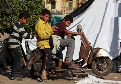 اطفال الشوارع تفرض اتاوات على سائقى السيارات بالكورنيش