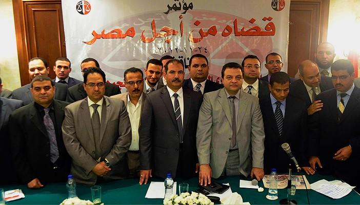 قانونيون عن إحالة قضاة للمعاش: إجراء لتفريغ مصر من الشرفاء