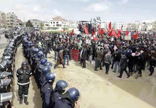 مظاهرة باتجاه سفارة الصهاينة تنديدا بقتل القاضي “زعيتر” بعمان