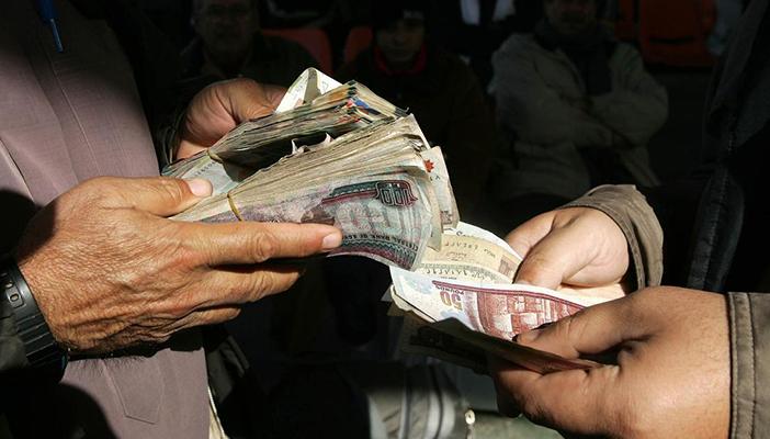 مصدر لـ”رصد”: مرتبات المصريين تراجعت بنسبة 30% بعد رفع سعر الدولار
