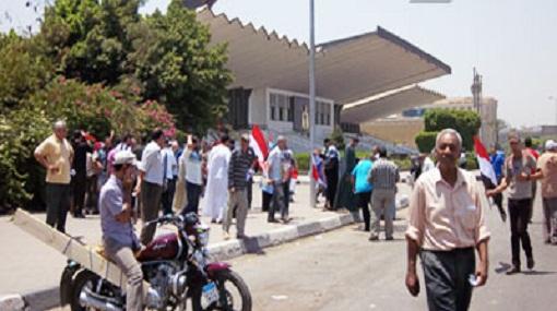 العشرات أمام النصب التذكاري للمشاركة في “الفرصة الأخيرة”