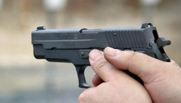 وكيل نيابة يصوب سلاحه تجاه عامل بسبب خلاف على ركن سيارته بالأقصر