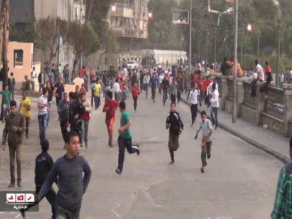 اشتباكات الأمن وأطفال الشوارع تقطع طريق الكورنيش