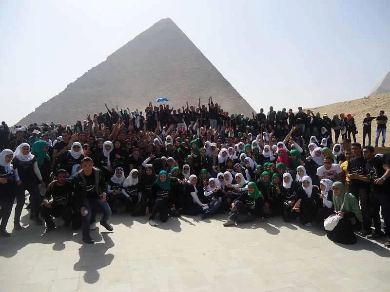 شباب ” انت قبل مصر ” ينطلقون من الأهرامات