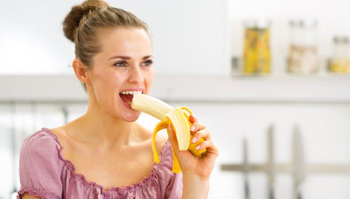 علماء أميركيون يدفعون 900 دولار لكل امرأة تتناول 3 موزات يوميًا