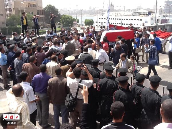 مرسي يصل لسوهاج وتستقبله الاحتجاجات