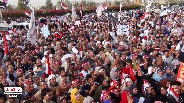 متظاهرو المنصة يطالبون الجيش بالانقلاب و يؤيدون بشار