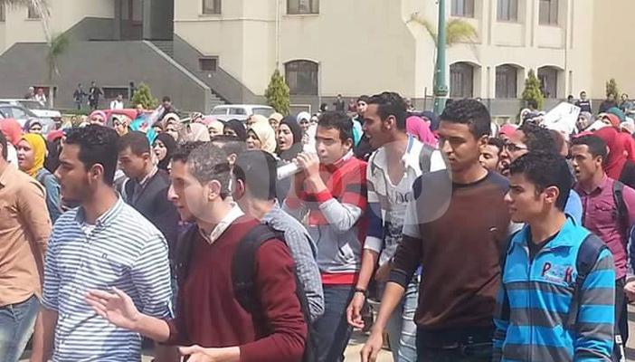 بالصور.. مظاهرة لطلاب تمريض كفر الشيخ للمطالبة بإقالة عميدة الكلية