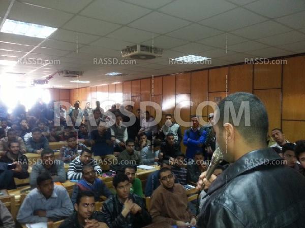 هندسة بني سويف يحتفلون بالإفراج عن أحد زملائهم المعتقلين