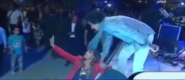 بالفيديو.. محمد منير يتحرش بابنة عبد الرحيم علي بحفل المؤتمر