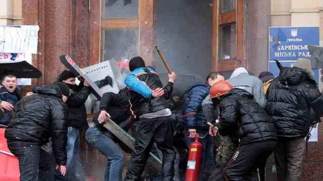 سفير الانقلاب يحذر من مشاركة المصريين بتظاهرات أوكرانيا