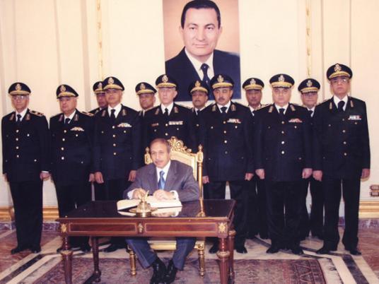 بالفيديو..ضابط شرطة يفضح تورط قياداته بفتح السجون