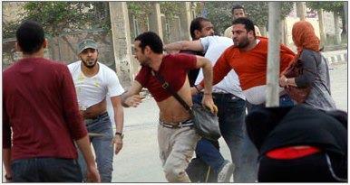 الحركات الثورية ترد علي الإخوان بوقفة احتجاجية وسلاسل بشرية