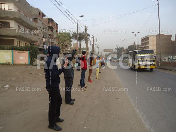 بالصور .. سلسلة بشرية في مدينة بلبيس تنديدا بالانقلاب