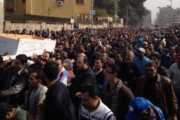 المئات يحتشدون استعدادا لتشييع ضحية بورسعيد الستين