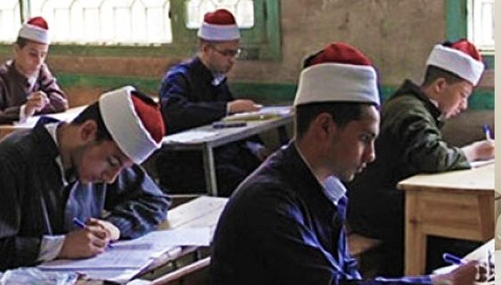 شيخ معهد المنيا الأزهري يمزق استمارة طالب معتقل