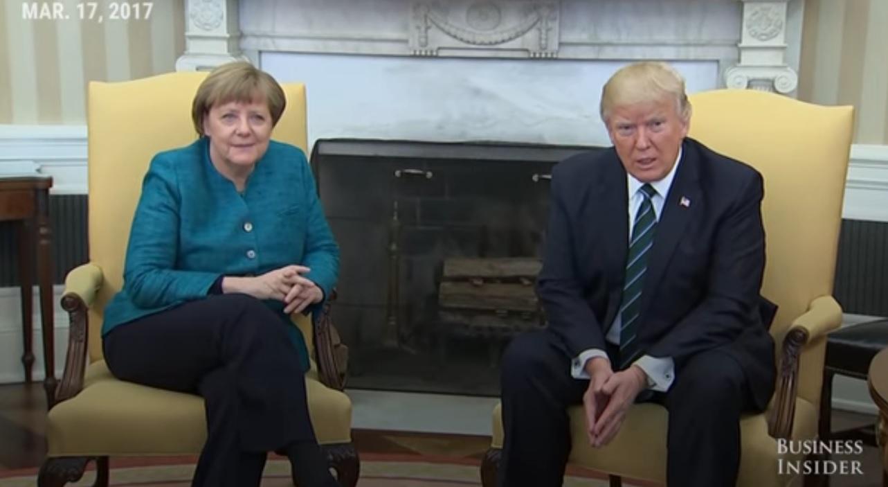 بالفيديو.. ترامب يتجاهل طلبات مصافحة ميركل خلال جلوسهما معا