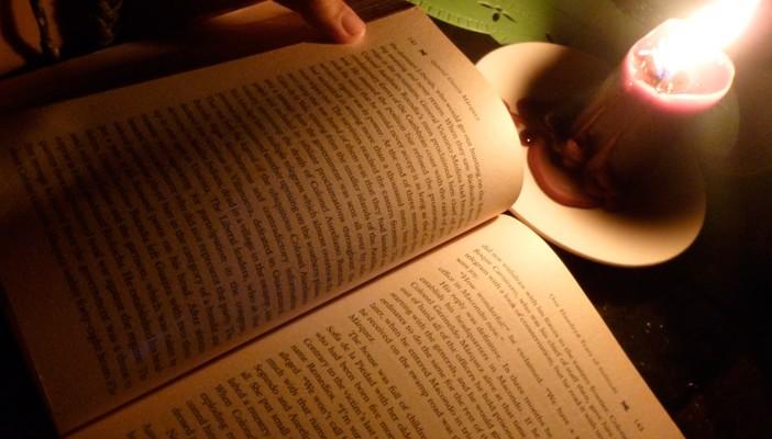 باحثون: القراءة في الضوء الخافت تسبب قصر النظر