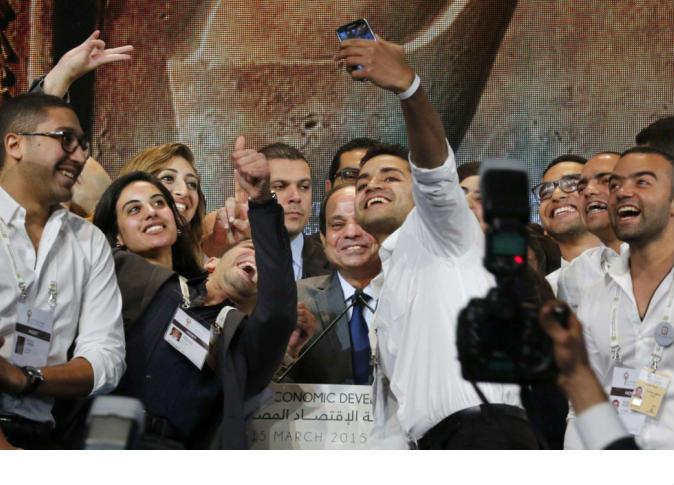 نشطاء: فتيات “سيلفي السيسي” ضابطات بالداخلية