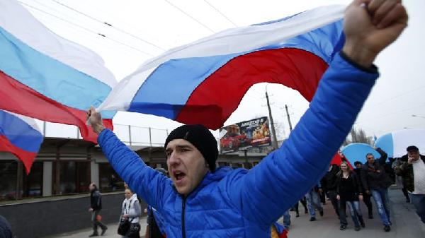 بعد انضمام القرم لروسيا نشطاء “أنا كا أكوراني روسي انبسطت”