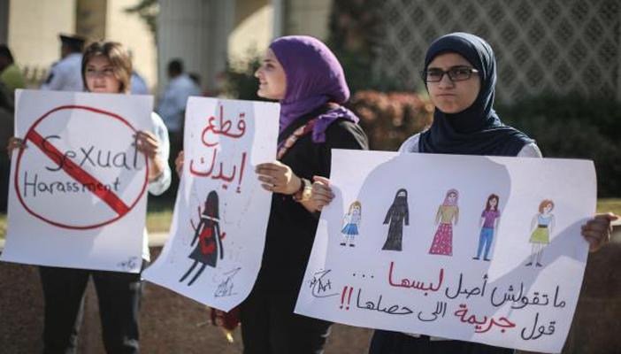 أغربها في الحج.. حالات تحرش للمصريين بالخارج.. وخبير لـ”رصد”: كبت جنسي