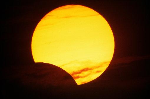 غدًا الجمعة.. السعودية تشهد كسوفًا جزئيًا للشمس