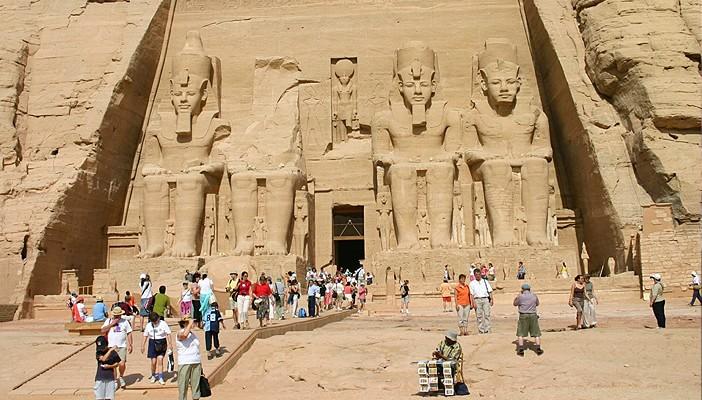 الصحافة الأجنبية: منع التأشيرات الفردية ضربة للسياحة المصرية