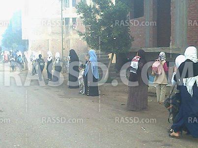 سلسلة بشرية بـ”حفنا” بالشرقية رفضا للانقلاب العسكري