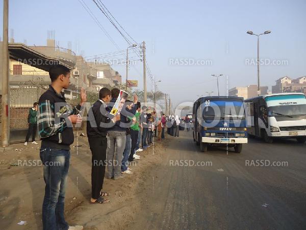 سلسلة بشرية بـ”بلبيس” رفضا للانقلاب العسكري