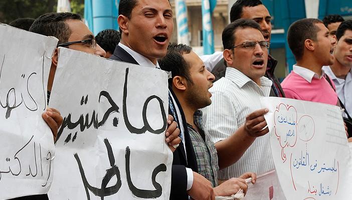 حملة الماجستير والدكتوراه يتظاهرون أمام مجلس الوزراء