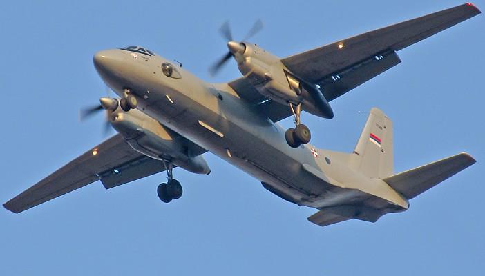 الطيران الحربي يقصف محيط قصر الرئيس اليمني في عدن