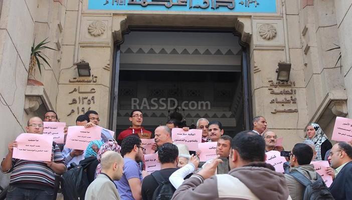 وقفة صامتة لـ الأطباء: المالية تتلاعب بالدستور والقانون