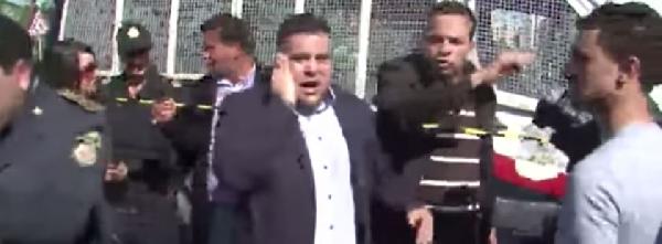 فيديو.. شرطي تونسي يضرب مراسل الجزيرة على الهواء