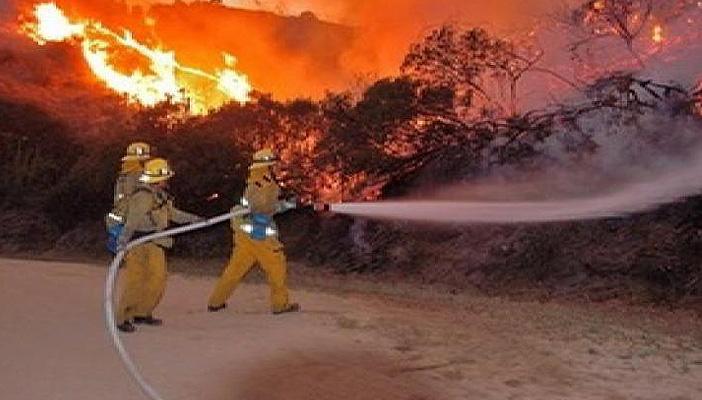 حريق هائل بمخزن بمنطقة المناصرة والدفع بـ 3 سيارات إطفاء