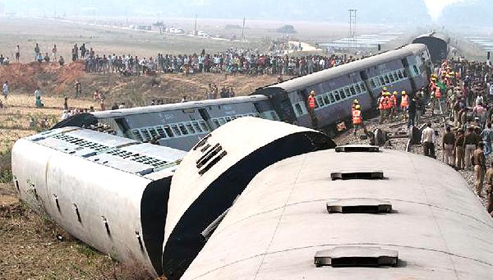 مقتل 31 هنديًا في انحراف قطار عن مساره