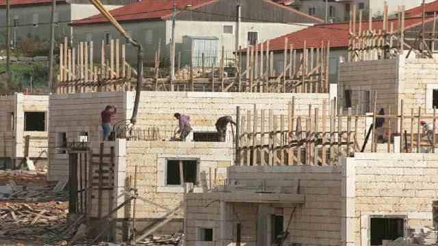 الكيان الصهيوني يشيد 2000 وحدة استيطانية بفلسطين