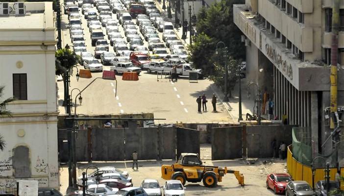 بدء تطبيق حظر وقوف السيارات على جانبي شارع القصر العيني