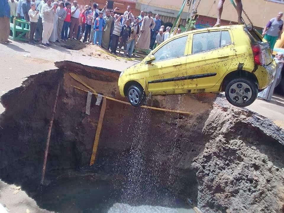 هبوط أرضي يتسبب في سقوط 3 سيارات بالإسكندرية