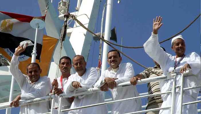 800 معتمر يغادرون سفاجا واستمرار توقف الملاحة إلى ضبا