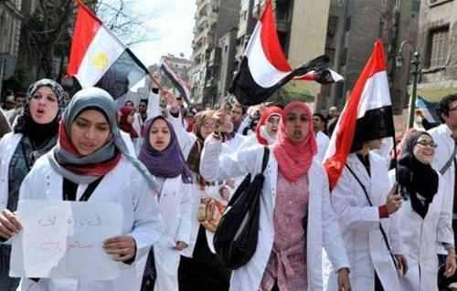 أطباء الإسكندرية يوافقون على تعليق إضرابهم