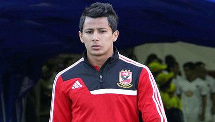 عمرو جمال يجري جلسة علاج طبيعي قبل السفر